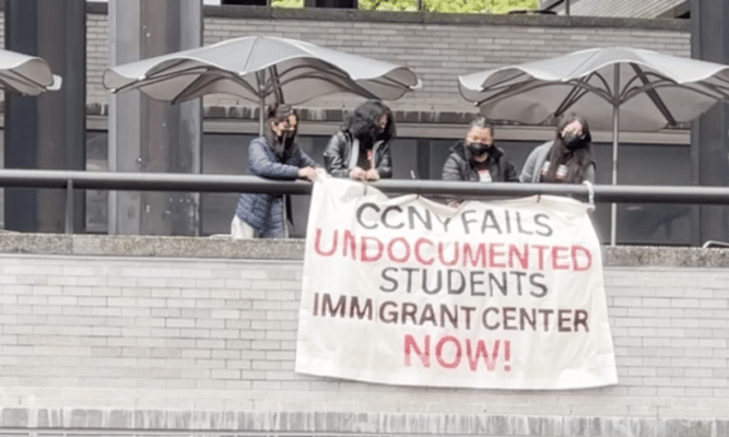 Students hang out banner