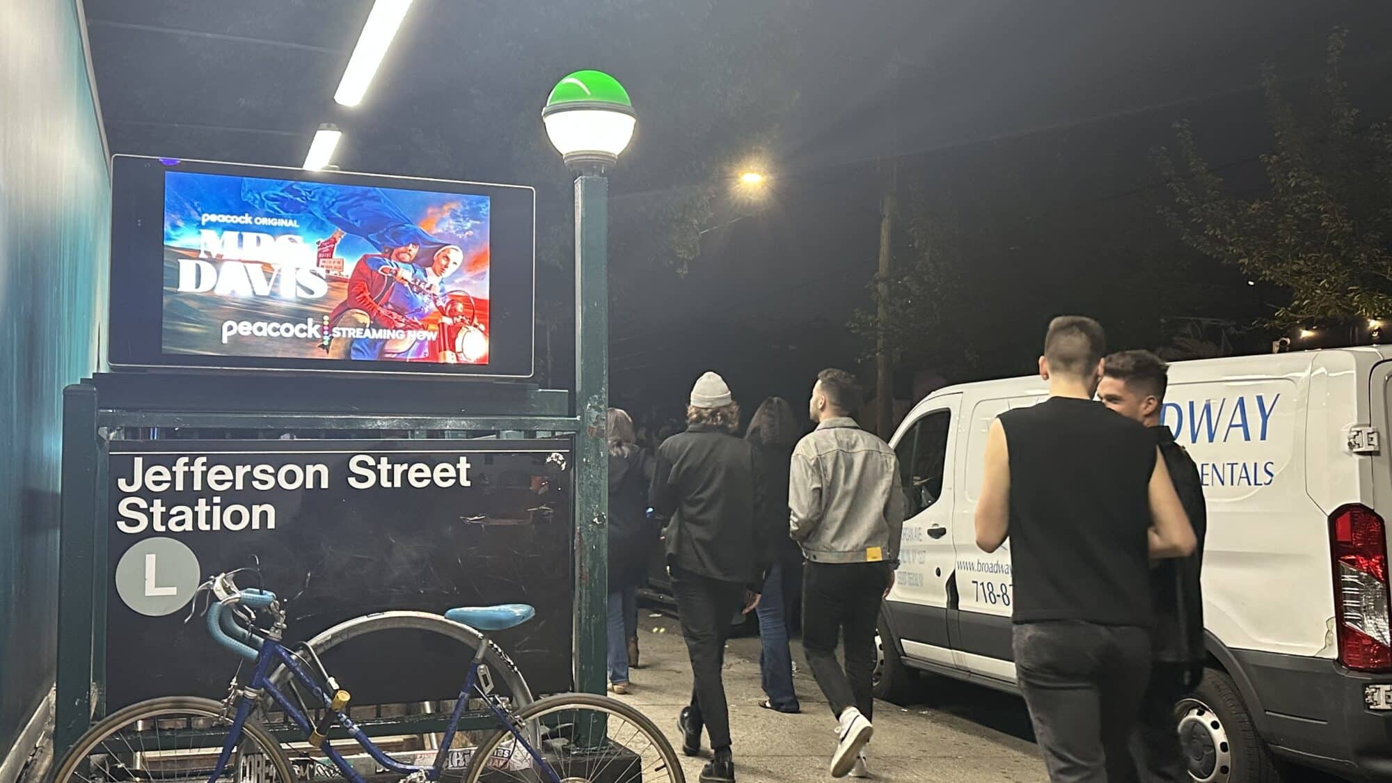 Personas en la esquina llendo al tren L.