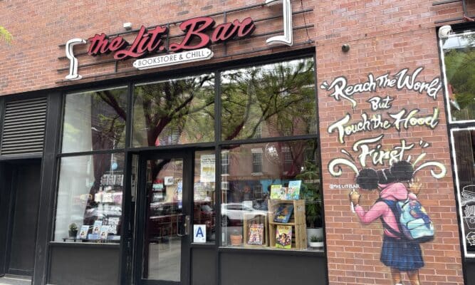 Entrada al Lit Bar con una pin