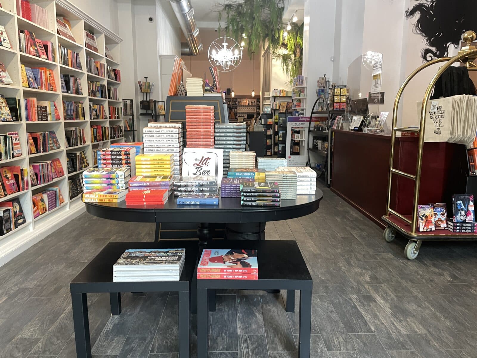 Una mesa de libros a la enrada del Lit Bar.